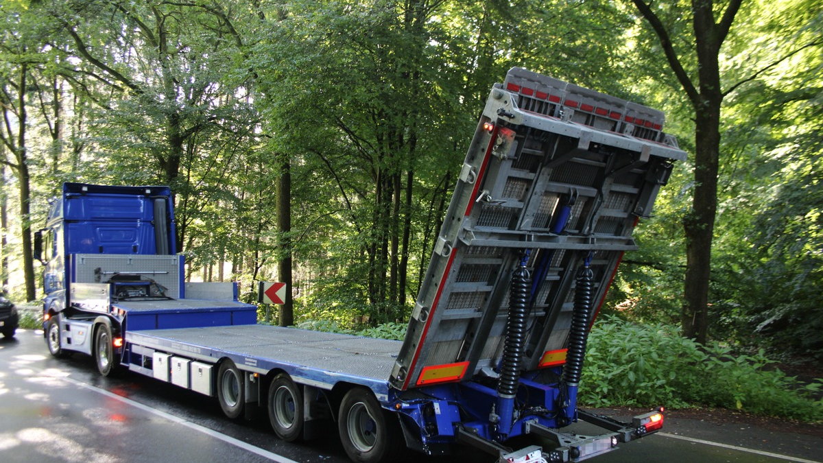POL-RBK: Overath - Sattelzug kollidiert mit Transporter - Zwei Personen verletzt - Foto: presseportal.de