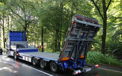 POL-RBK: Overath - Sattelzug kollidiert mit Transporter - Zwei Personen verletzt - Foto: presseportal.de