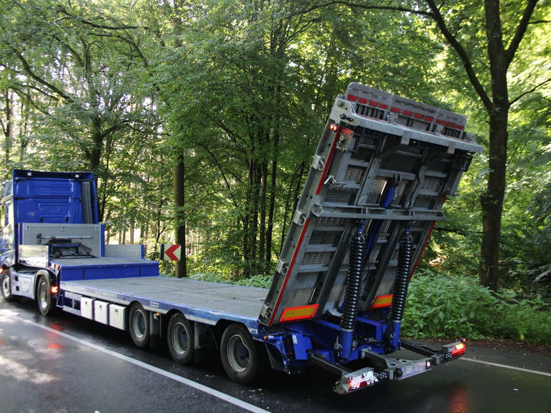 POL-RBK: Overath - Sattelzug kollidiert mit Transporter - Zwei Personen verletzt - Foto: presseportal.de