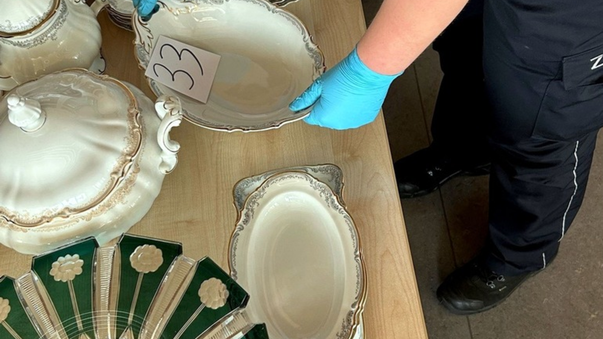 HZA-SI: Vorsicht zerbrechlich - Kleintransporter bis unters Dach voll mit unverzolltem Porzellan - Foto: presseportal.de