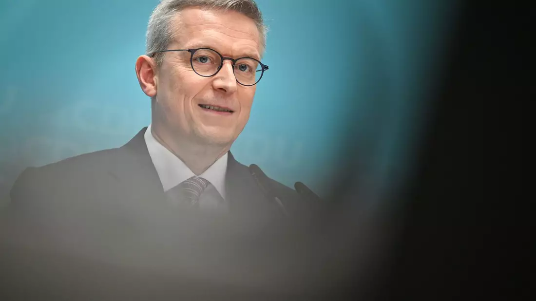 Digitalminister Wildberger hat sich dafür ausgesprochen, das europäische Digitalgesetz DSA konsequent durchzusetzen. (Archivbild) - Bild: Sebastian Christoph Gollnow/dpa
