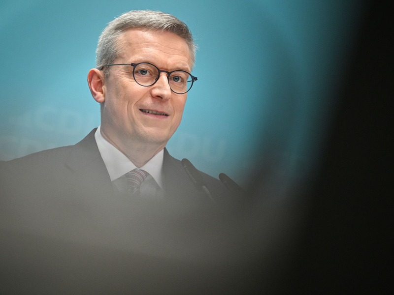 Digitalminister Wildberger hat sich dafür ausgesprochen, das europäische Digitalgesetz DSA konsequent durchzusetzen. (Archivbild) - Foto: Sebastian Christoph Gollnow/dpa