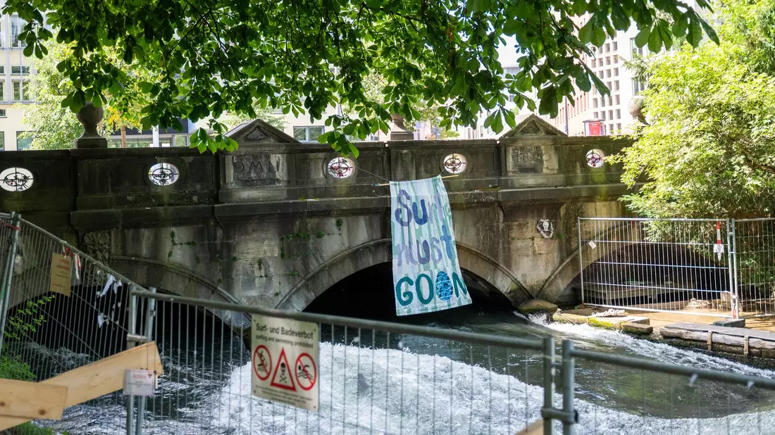 Seit dem Unfalltod einer Surferin am 17. April war die Eisbachwelle in München gesperrt.  - Bild: Leonie Asendorpf/dpa