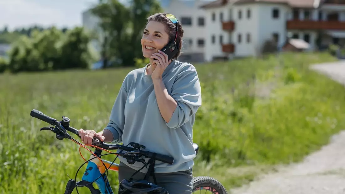 Auf Langlebigkeit getrimmt: Handliches Android-15-Smartphone mit Sicherheitspaket, Geld-Zurück-Garantie und Sprachassistent auf Knopfdruck - Bild: presseportal.de