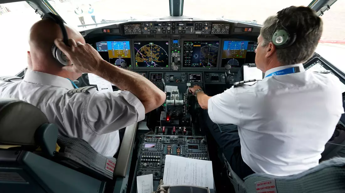 Zwei Piloten im Cockpit bedeuten mehr Sicherheit.  - Bild: LM Otero/AP/dpa