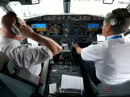 Zwei Piloten im Cockpit bedeuten mehr Sicherheit.  - Foto: LM Otero/AP/dpa