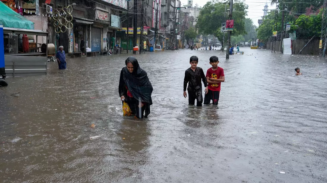 Der Monsun bringt in Pakistan starke Regenfälle mit sich. - Bild: K.M. Chaudary/AP/dpa