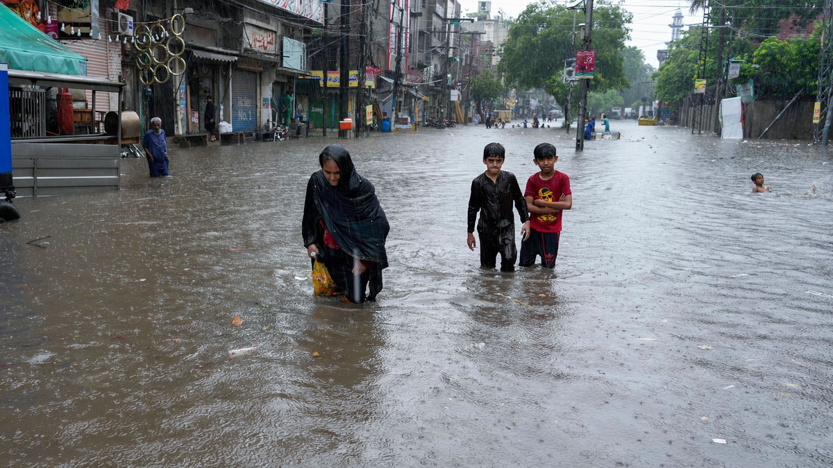 Der Monsun bringt in Pakistan starke Regenfälle mit sich. - Foto: K.M. Chaudary/AP/dpa