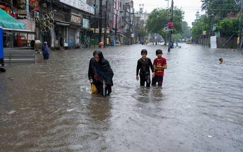 Der Monsun bringt in Pakistan starke Regenfälle mit sich. - Foto: K.M. Chaudary/AP/dpa