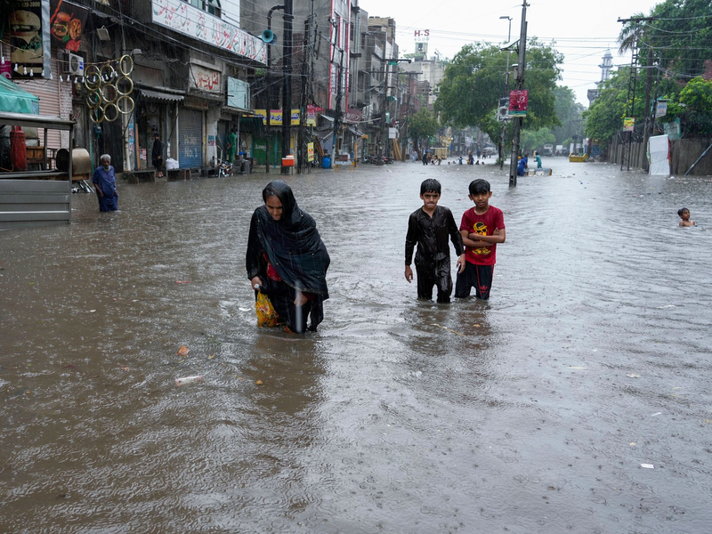 Der Monsun bringt in Pakistan starke Regenfälle mit sich. - Foto: K.M. Chaudary/AP/dpa