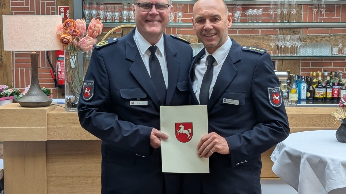 POL-OLD: KORREKTUR +++ Leitender Polizeidirektor Wilfried Grieme in den Ruhestand verabschiedet +++ Polizeipräsident Sagehorn würdigt Verdienste des scheidenden Leiters der Inspektion in Delmenhorst +++ - Foto: presseportal.de