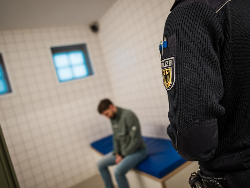 Bundespolizeidirektion München: Zwei Migranten müssen in Zurückweisungshaft/ Bundespolizei ertappt Helfer - Foto: presseportal.de