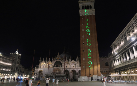 Ein Kussmund für die Paparazzi: Lauren Sánchez. - Foto: Antonio Calanni/AP/dpa