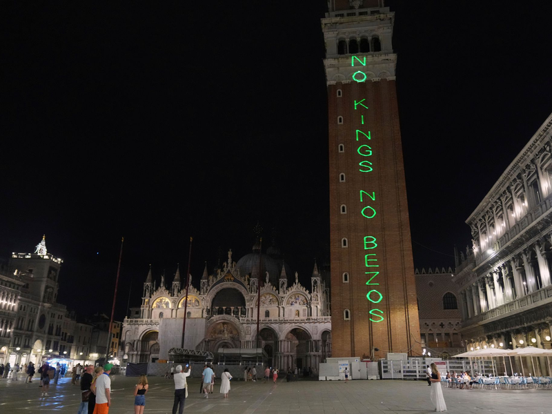 Ein Kussmund für die Paparazzi: Lauren Sánchez. - Foto: Antonio Calanni/AP/dpa