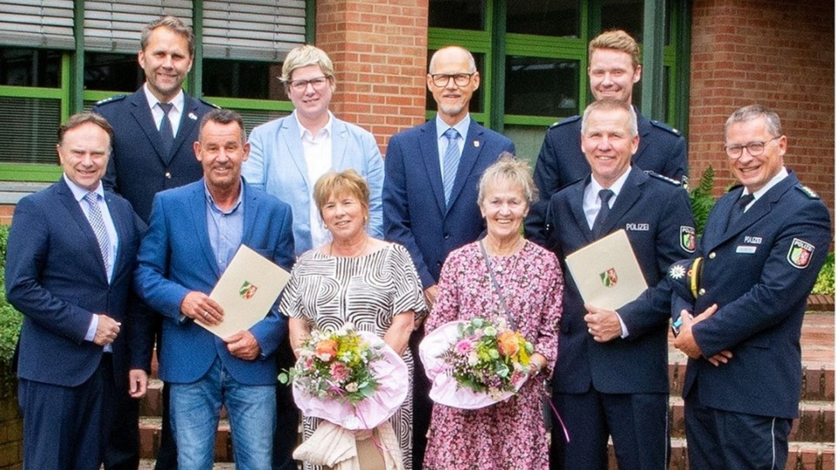 POL-BOR: Kreis Borken - Zwei Urgesteine gehen von Bord: Abschied nehmen vom Dienst in der Polizei hieß es jetzt für Manfred Lütjann und Olaf Wanscheid. - Foto: presseportal.de
