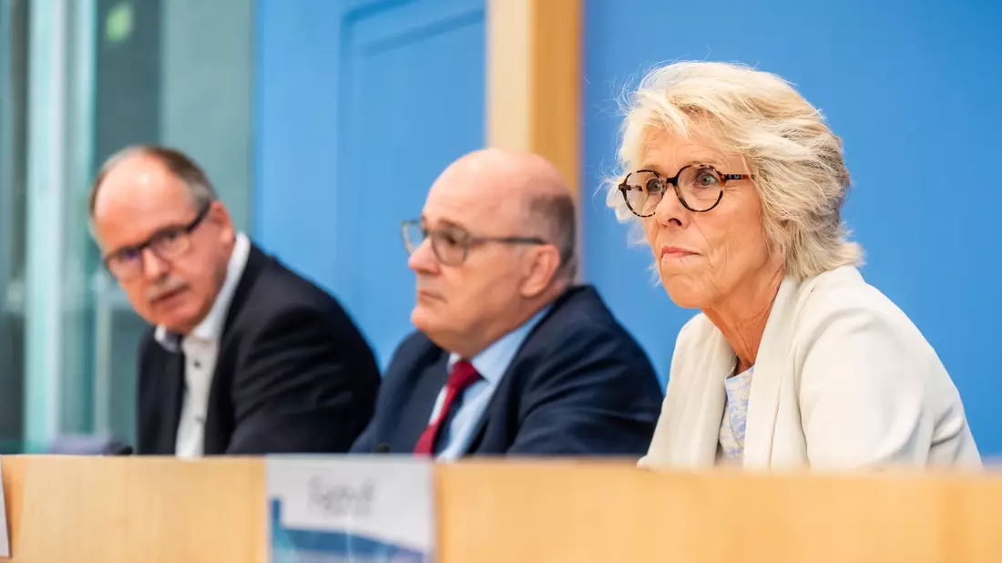 Die Mindestlohnkommission präsentiert das Mindestlohn-Ergebnis.  - Bild: Michael Kappeler/dpa