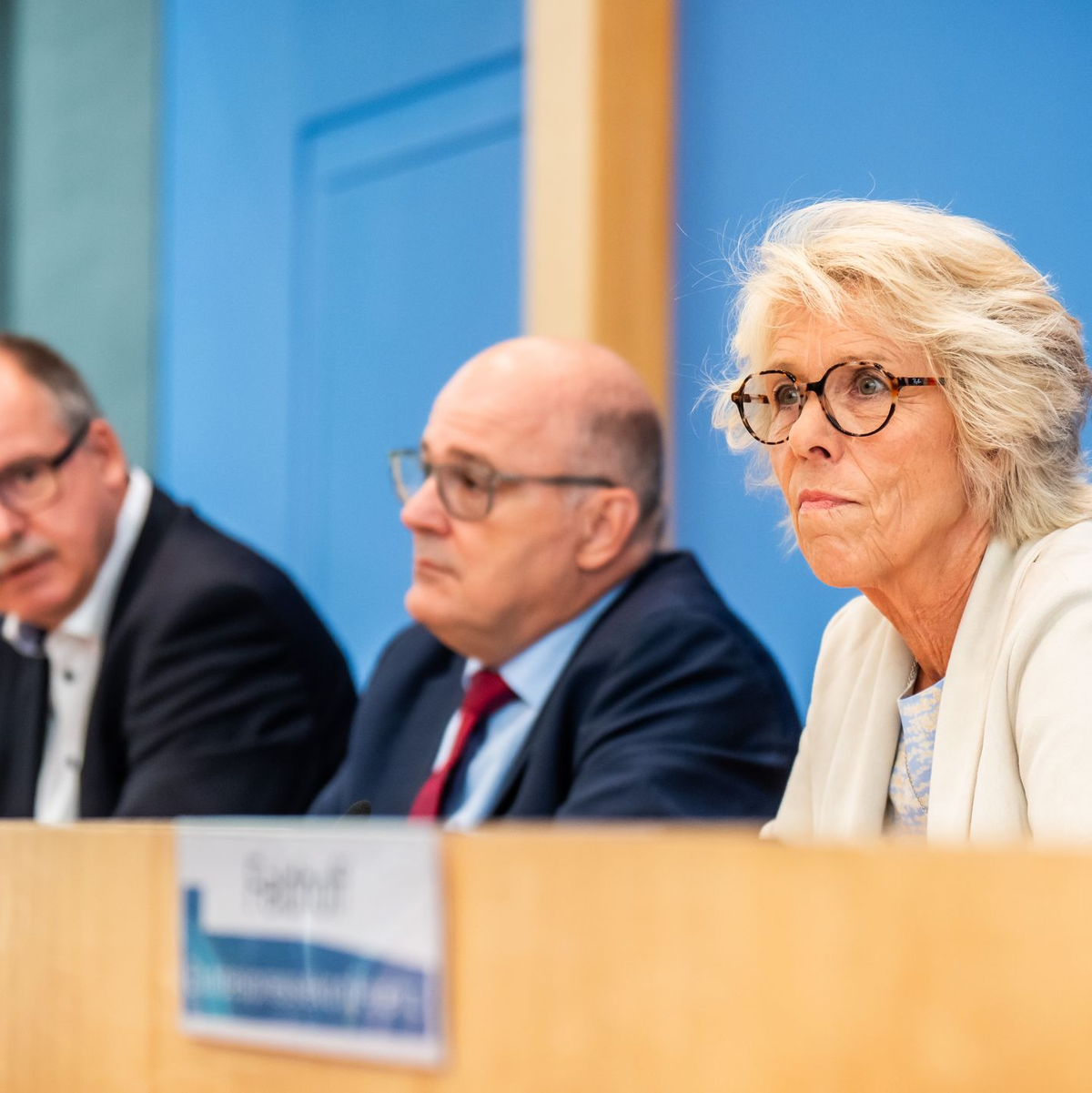 Die Mindestlohnkommission präsentiert das Mindestlohn-Ergebnis.  - Foto: Michael Kappeler/dpa