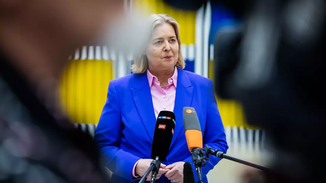 Bärbel Bas will den Mindestlohnbeschluss umsetzen. - Bild: Christoph Soeder/dpa
