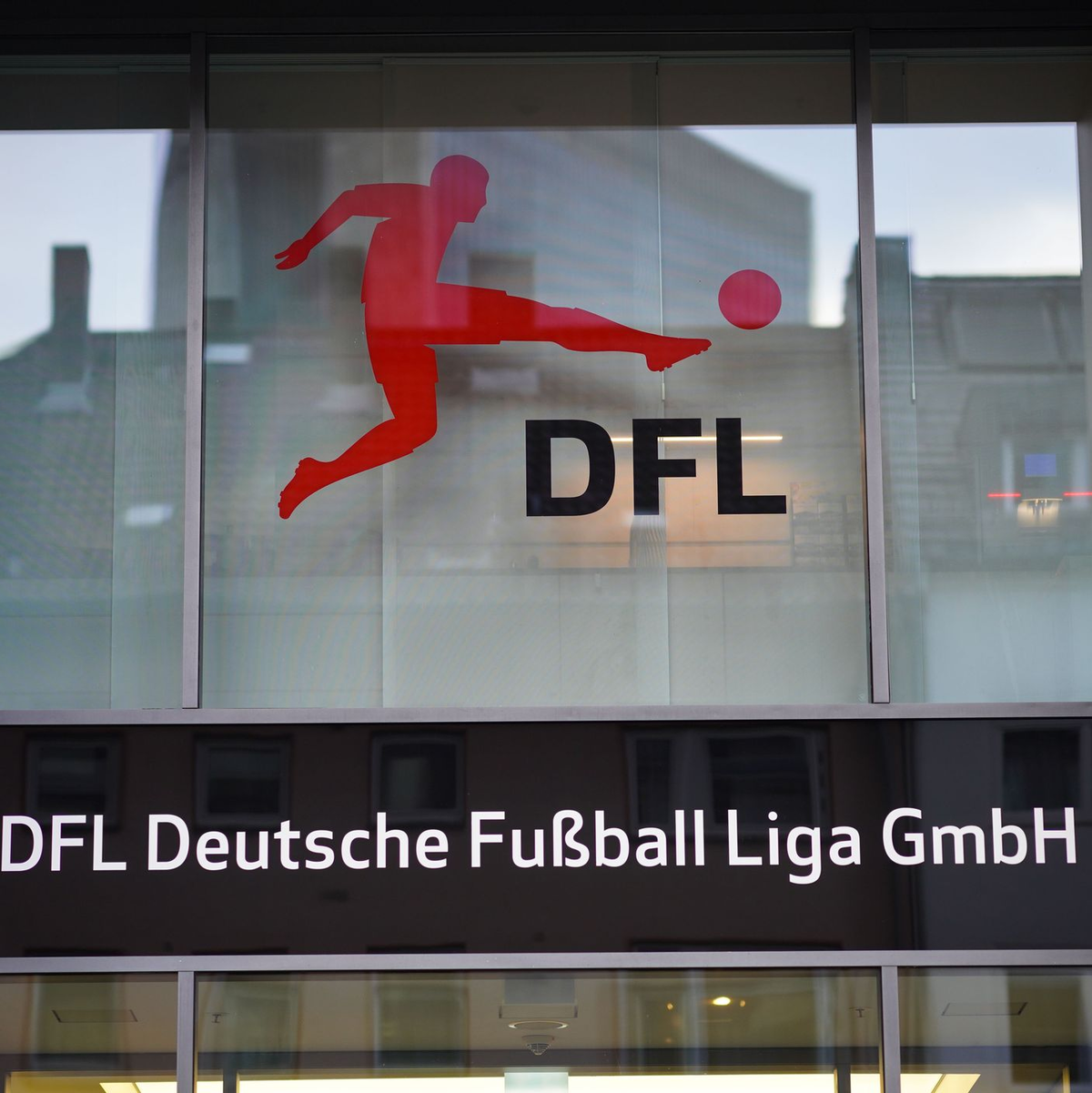 Die Deutsche Fußball Liga hat die Spielpläne für die 1. und 2. Liga veröffentlicht. - Foto: Frank Rumpenhorst/dpa