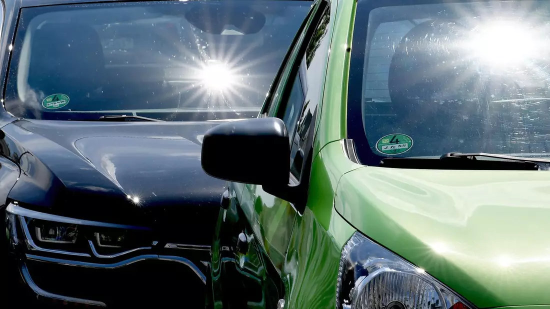 Als der Vater zu seinem im Auto vergessenen Zweijährigen eilte, war dieser bereits tot (Symbolbild). - Bild: Britta Pedersen/dpa-Zentralbild/dpa-tmn