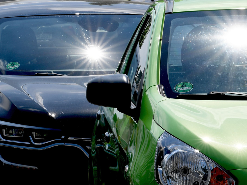 Als der Vater zu seinem im Auto vergessenen Zweijährigen eilte, war dieser bereits tot (Symbolbild). - Foto: Britta Pedersen/dpa-Zentralbild/dpa-tmn