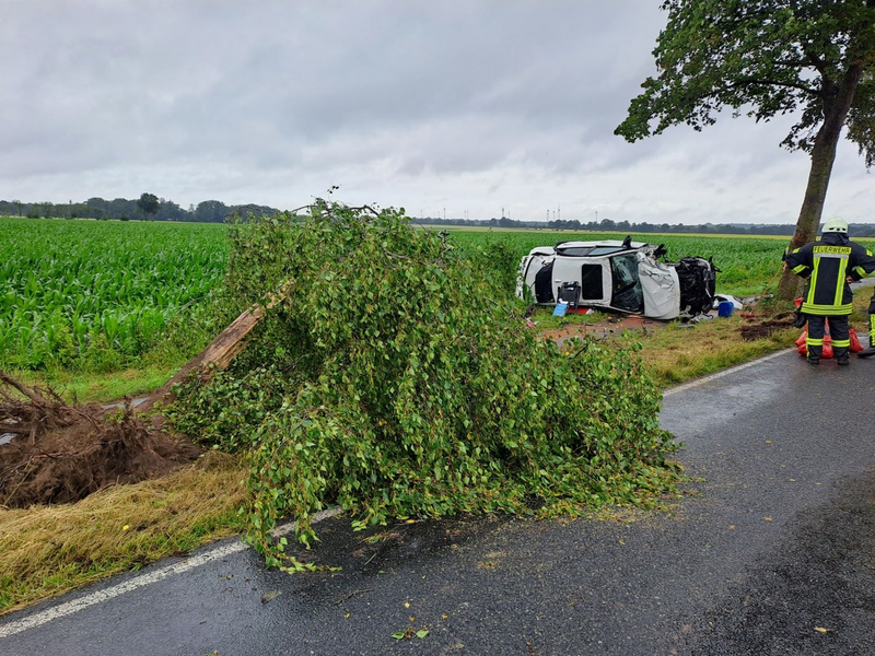 POL-STD: Harsefeld: Überholmanöver missglückt - Autofahrer schwer verletzt - Foto: presseportal.de