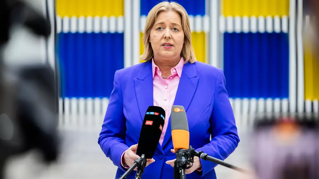 Arbeitsministerin Bärbel Bas akzeptiert das Mindestlohn-Ergebnis. - Bild: Christoph Soeder/dpa