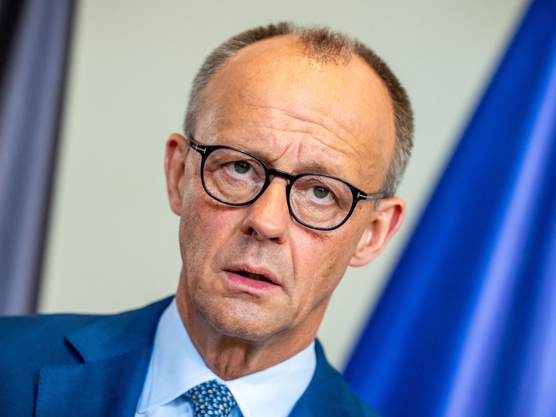 Bundeskanzler Friedrich Merz hat sich auf X zu dem Zugunglück geäußert. (Archivbild) - Foto: Michael Kappeler/dpa