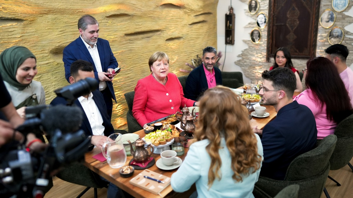 WDRforyou bringt exklusiv Angela Merkel und Geflüchtete an einen Tisch - Foto: presseportal.de
