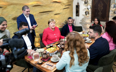 WDRforyou bringt exklusiv Angela Merkel und Geflüchtete an einen Tisch - Foto: presseportal.de
