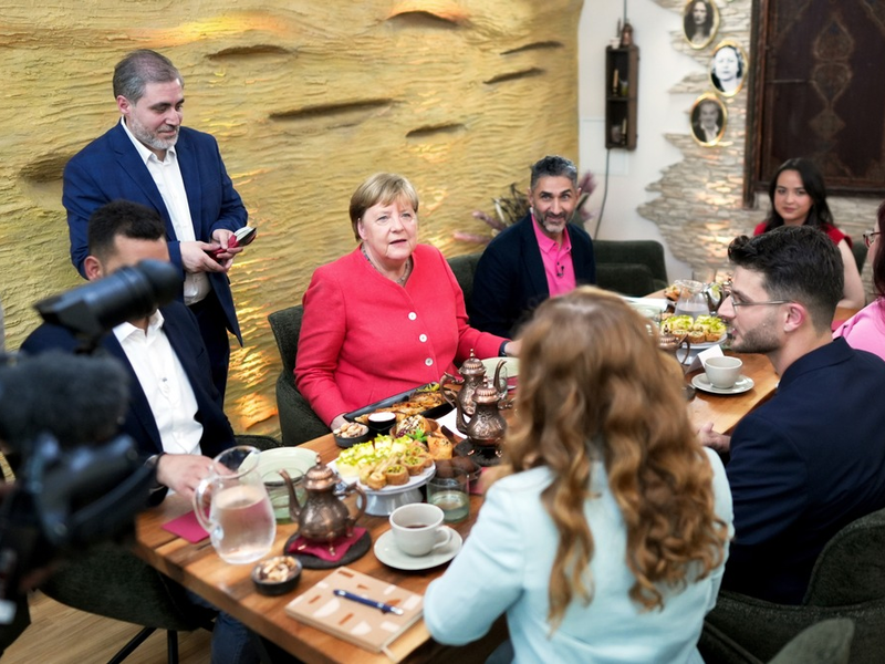 WDRforyou bringt exklusiv Angela Merkel und Geflüchtete an einen Tisch - Foto: presseportal.de