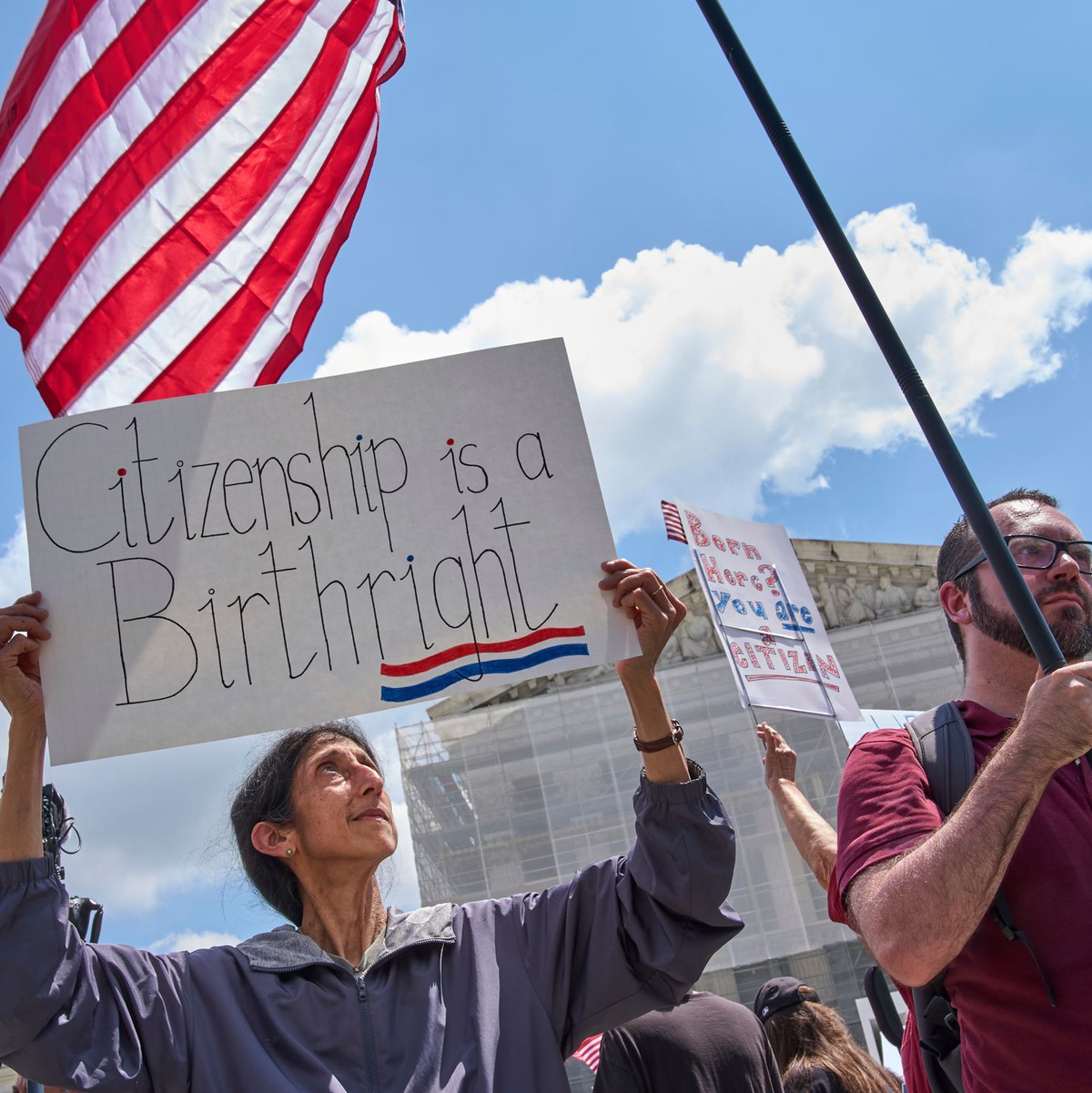 Protest begleitet eine Anhörung zum Streit um das Geburtsrecht vor dem Gerichtsgebäude im Mai: Demonstranten setzen ein Zeichen für den Erhalt des in der Verfassung verankerten Geburtsrechts. (Archivbild) - Foto: Jacquelyn Martin/AP/dpa