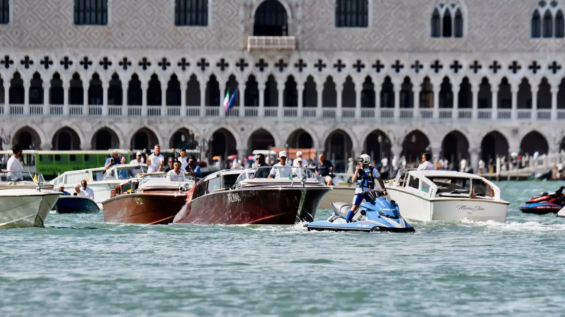 Mit dem Wassertaxi ging es für Lauren Sánchez auf die Insel San Giorgio. - Bild: Luigi Costantini/AP/dpa