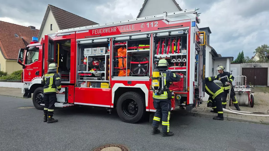 FW Celle: Rauchentwicklung aus einem Dach - Bild: presseportal.de