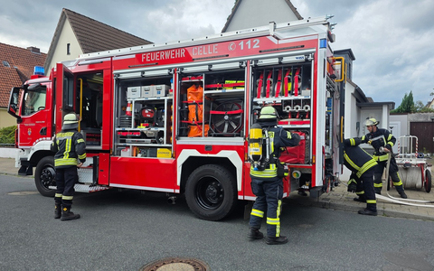 FW Celle: Rauchentwicklung aus einem Dach - Foto: presseportal.de
