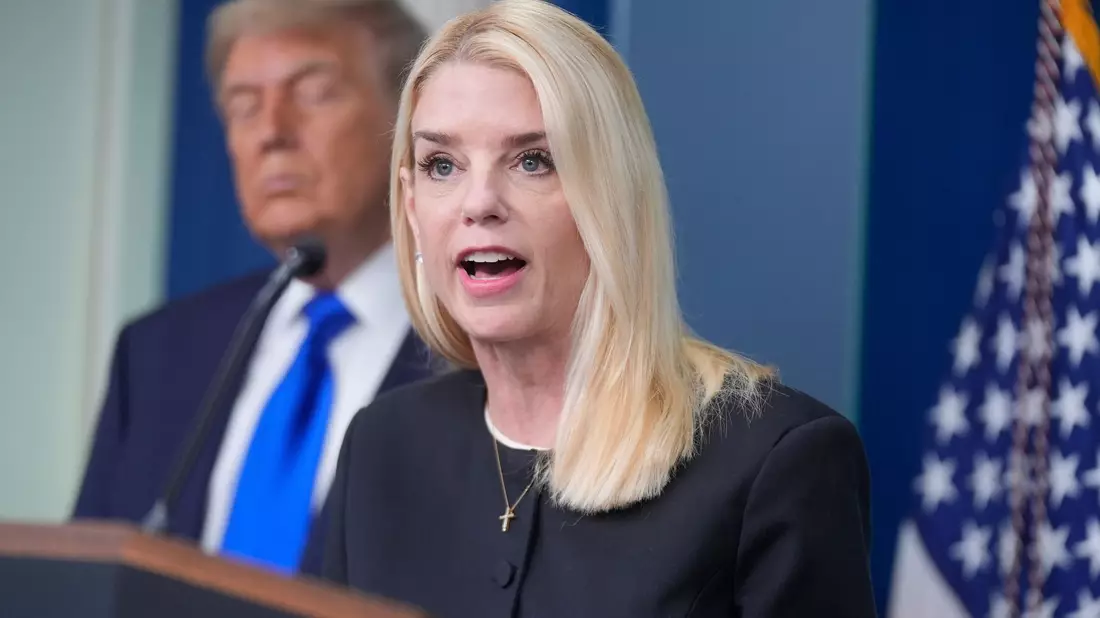 Justizministerin Pam Bondi wertet die Entscheidung als gutes Zeichen für die Trump-Regierung.  - Bild: Manuel Ceneta/AP/dpa