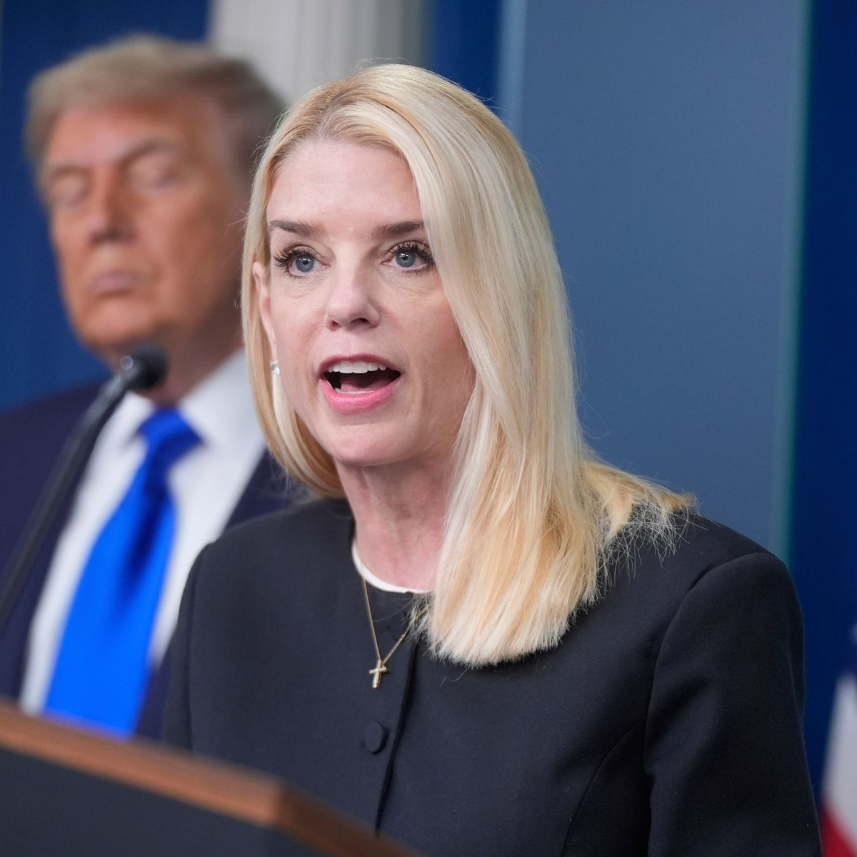 Justizministerin Pam Bondi wertet die Entscheidung als gutes Zeichen für die Trump-Regierung.  - Foto: Manuel Ceneta/AP/dpa