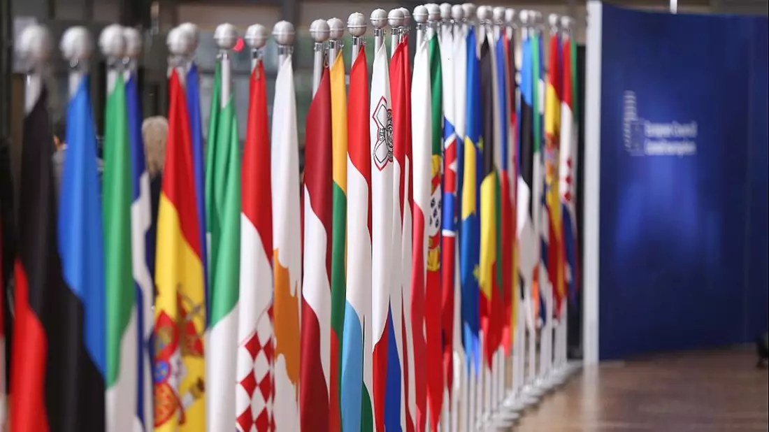 Fahnen der EU-Mitgliedsländer beim Europäischen Rat am 26.06.2025 - Bild: über dts Nachrichtenagentur
