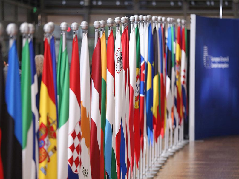 Fahnen der EU-Mitgliedsländer beim Europäischen Rat am 26.06.2025 - Foto: über dts Nachrichtenagentur