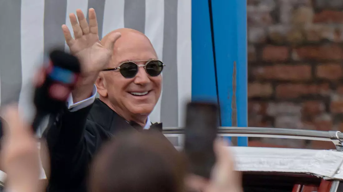 Jezz Bezos winkt den Fotografen zumindest zu. - Bild: Luca Bruno/AP/dpa