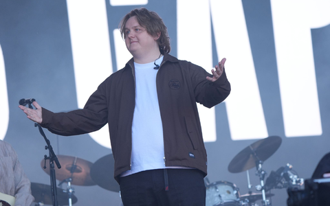 Fans zeigen Lewis Capaldi ihre Unterstützung. - Foto: Yui Mok/PA Wire/dpa