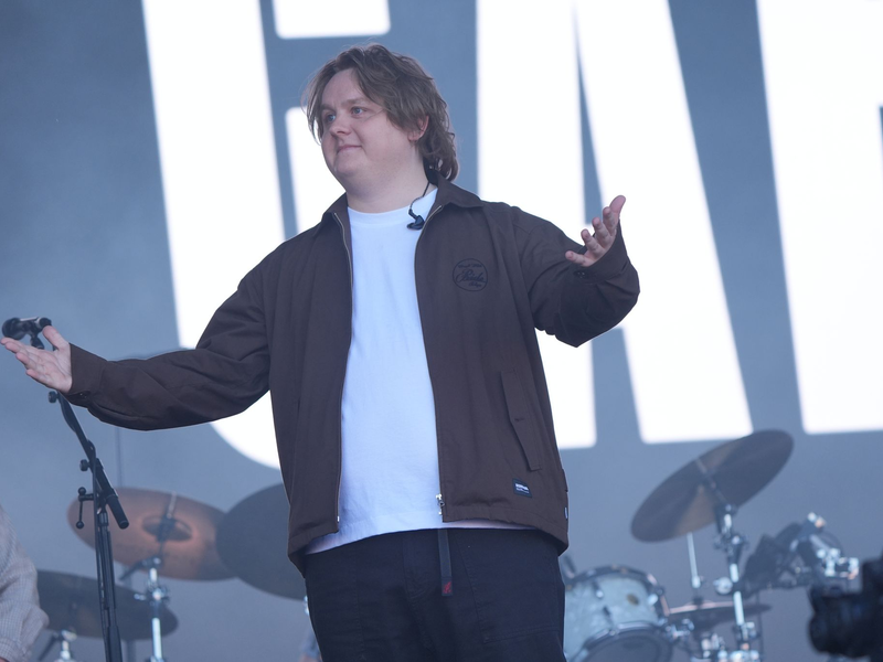 Fans zeigen Lewis Capaldi ihre Unterstützung. - Foto: Yui Mok/PA Wire/dpa