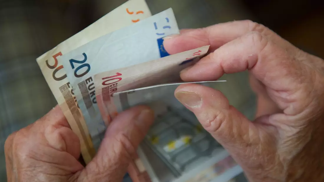 Auch Beschäftigte in der Altenpflege bekommen mehr Geld. (Archivbild) - Bild: Marijan Murat/dpa/dpa-tmn