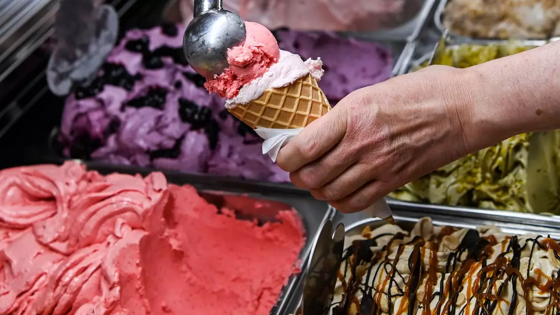 Laut Umfrage bestellen die meisten Verbraucher in Deutschland zwei bis drei Kugeln in der Eisdiele. - Bild: Jens Kalaene/dpa
