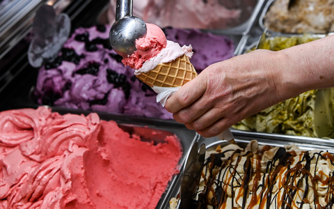 Laut Umfrage bestellen die meisten Verbraucher in Deutschland zwei bis drei Kugeln in der Eisdiele. - Foto: Jens Kalaene/dpa
