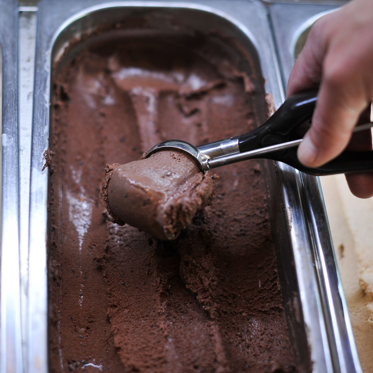 Schokolade ist die beliebteste Eissorte in Deutschland. - Foto: Ole Spata/dpa