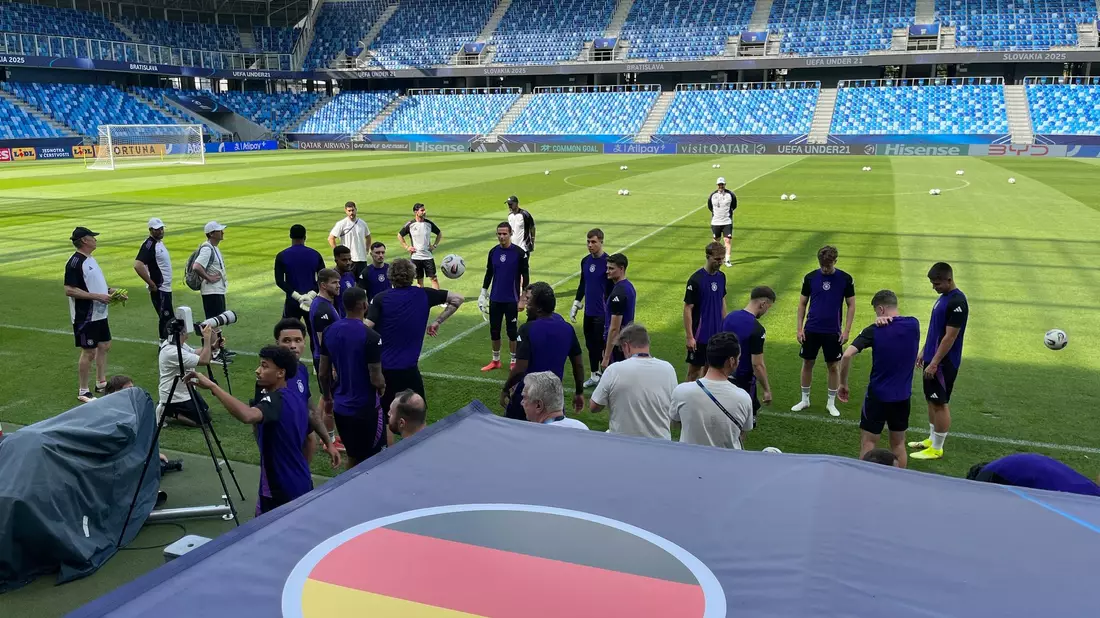 Die deutsche U21 schnuppert Endspielluft im Final-Stadion. - Bild: Christian Kunz/dpa
