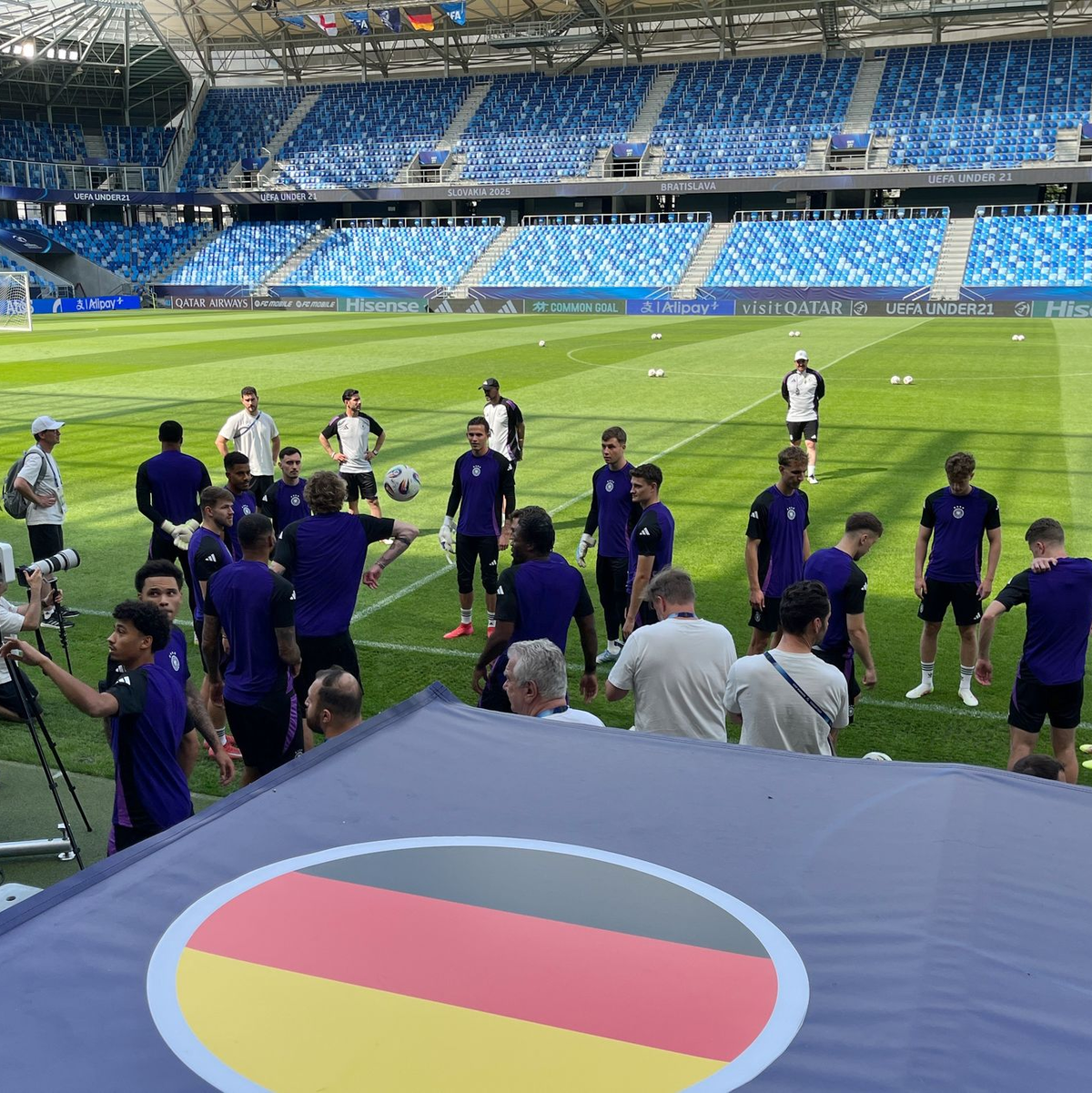 Die deutsche U21 schnuppert Endspielluft im Final-Stadion. - Foto: Christian Kunz/dpa