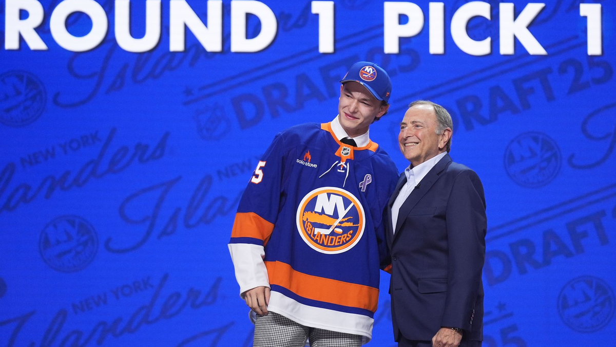 Der an Nummer eins im Draft ausgewählte Matthew Schaefer (l) und NHL-Chef Gary Bettman - Foto: Damian Dovarganes/AP/dpa