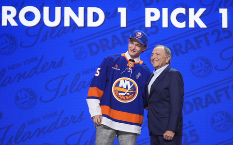 Der an Nummer eins im Draft ausgewÀhlte Matthew Schaefer (l) und NHL-Chef Gary Bettman - Foto: Damian Dovarganes/AP/dpa Der an Nummer eins im Draft ausgewÀhlte Matthew Schaefer (l) und NHL-Chef Gary Bettman - Foto: Damian Dovarganes/AP/dpa